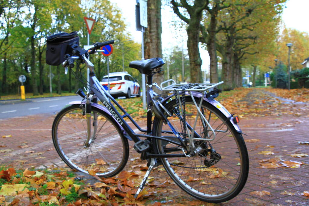 Afslaande personenauto ziet fietser over het hoofd