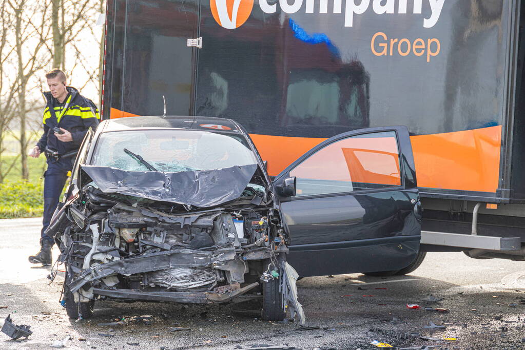 Gewonde bij ongeval tussen auto en bakwagen