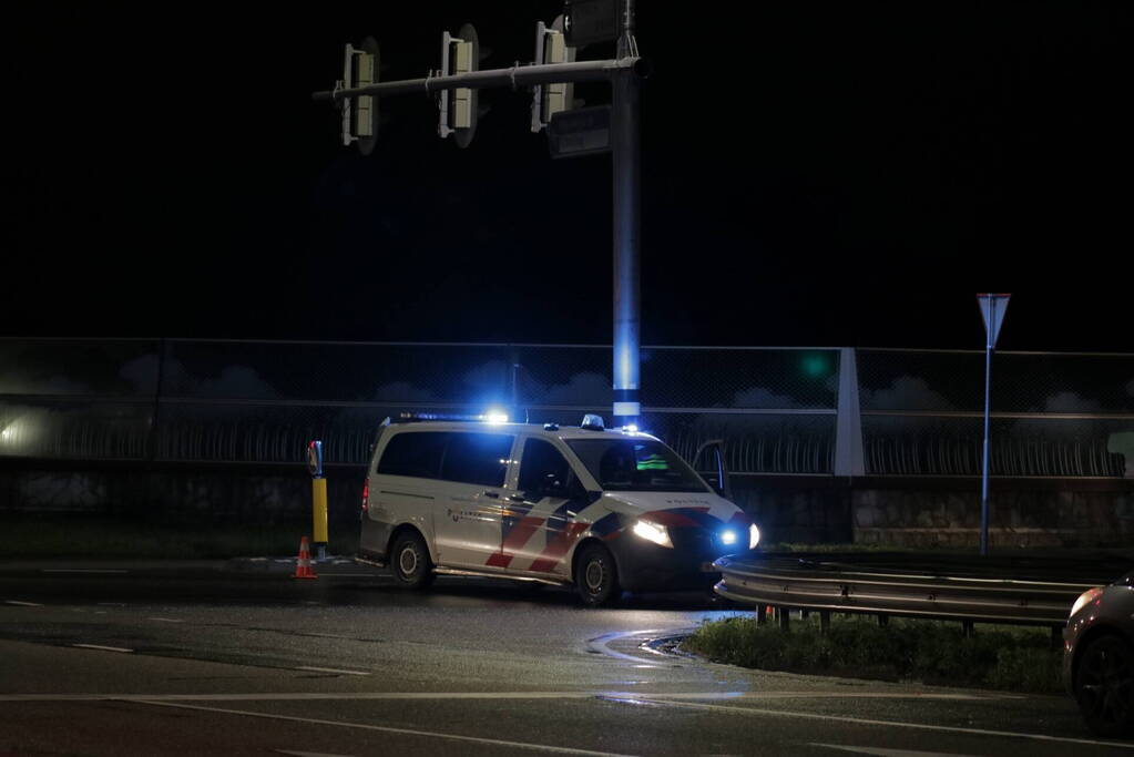 Auto belandt in water naast snelweg