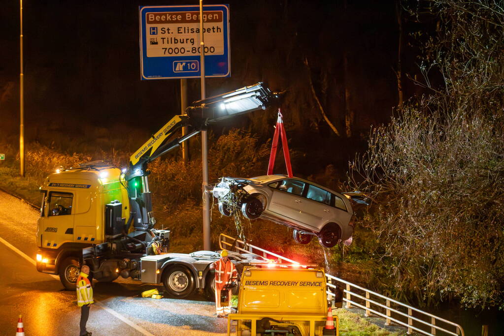 Auto belandt in water naast snelweg