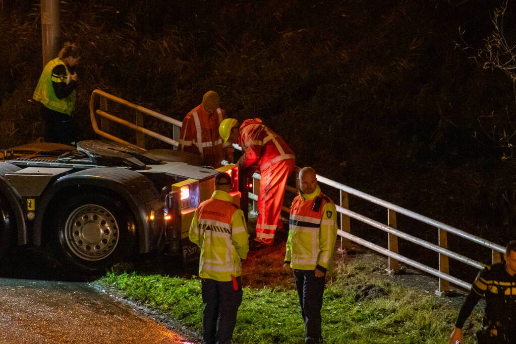 Auto belandt in water naast snelweg