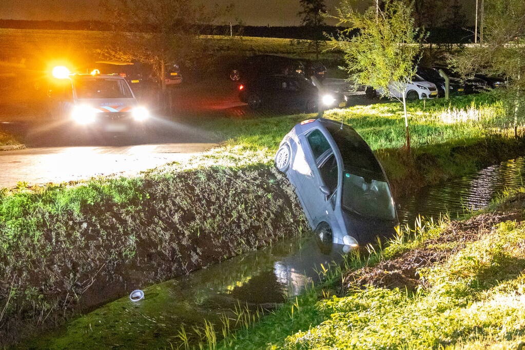 Auto belandt in sloot