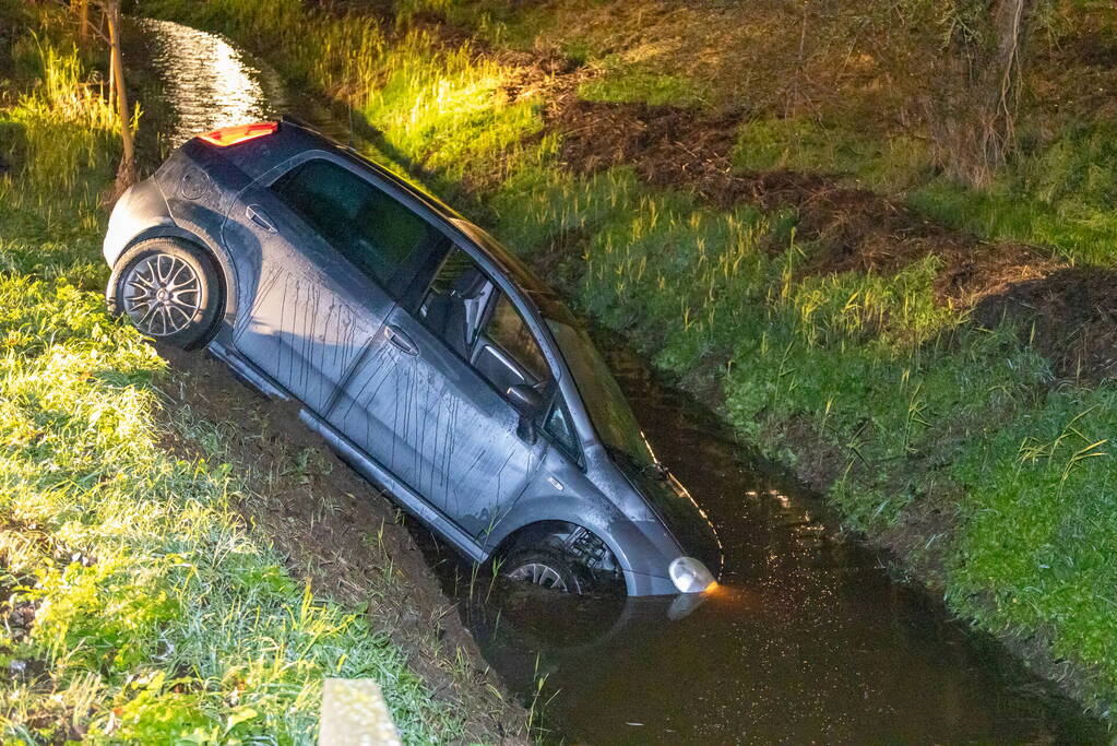 Auto belandt in sloot