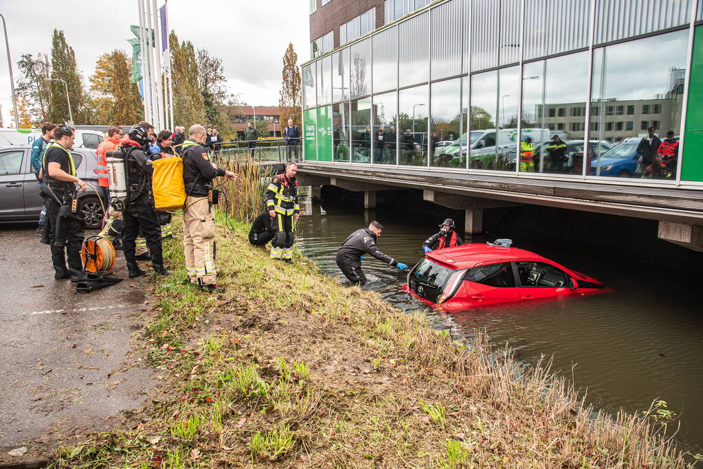 Brandweer redt vrouw uit te water geraakte auto