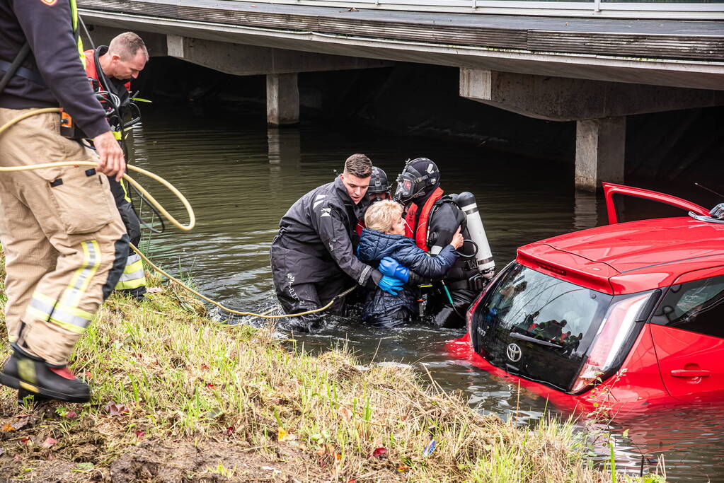 Brandweer redt vrouw uit te water geraakte auto