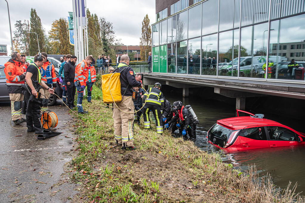 Brandweer redt vrouw uit te water geraakte auto