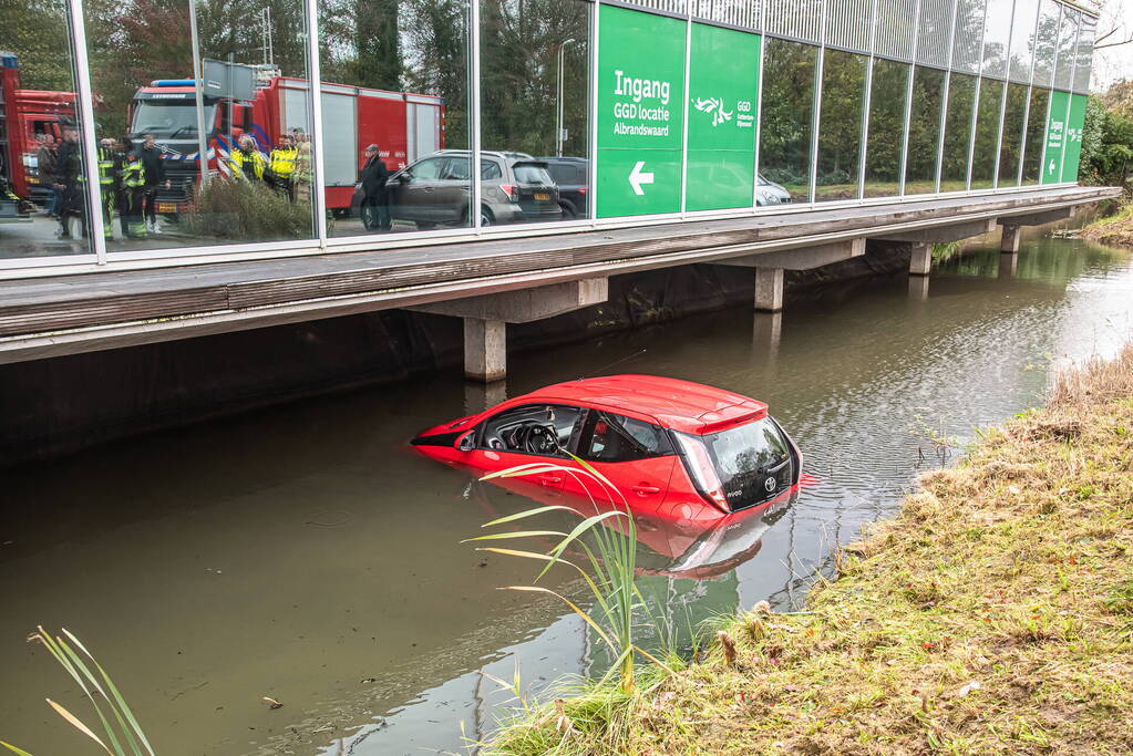 Brandweer redt vrouw uit te water geraakte auto