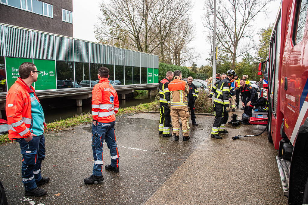 Brandweer redt vrouw uit te water geraakte auto