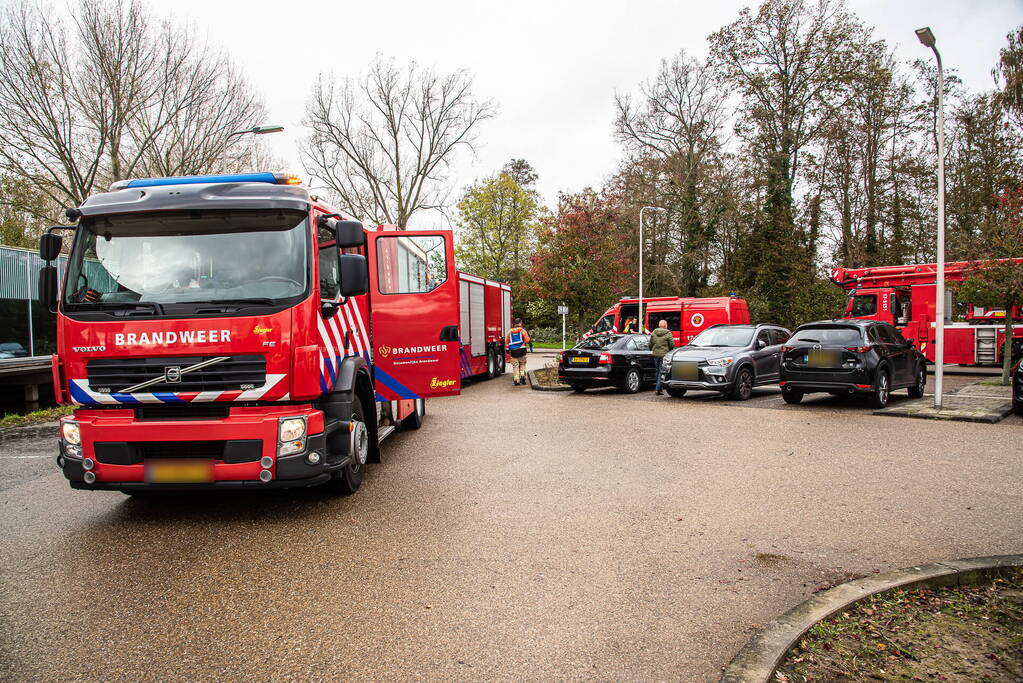 Brandweer redt vrouw uit te water geraakte auto