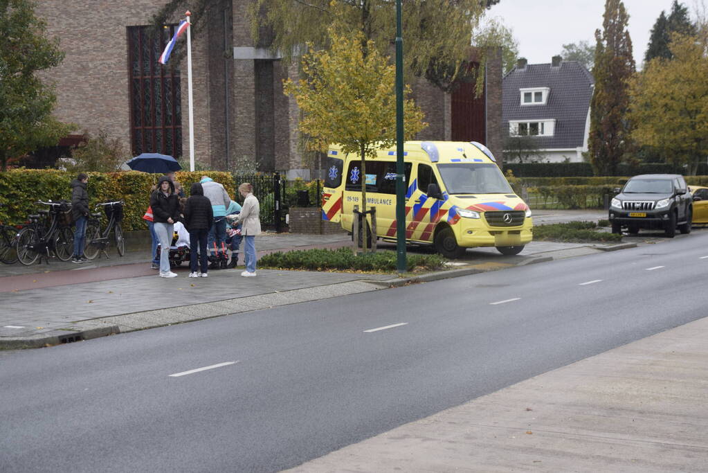 Sturen haken in elkaar, fietser hard ten val