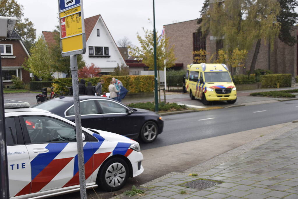 Sturen haken in elkaar, fietser hard ten val