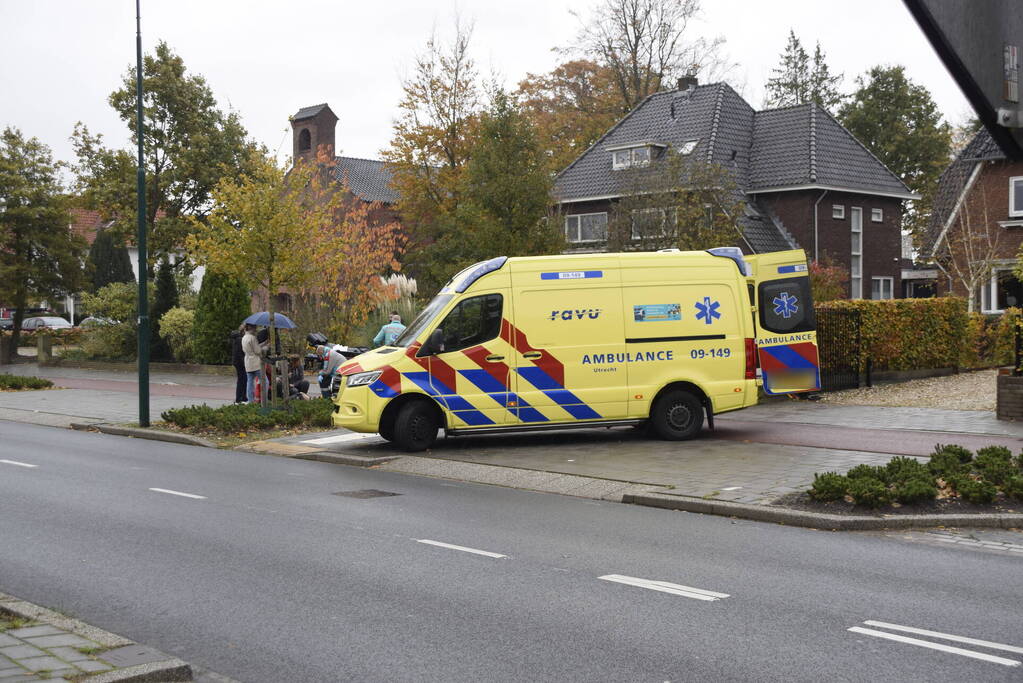 Sturen haken in elkaar, fietser hard ten val