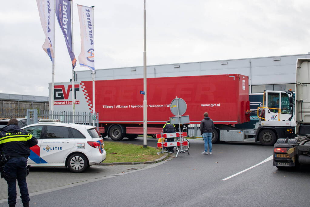 Fietser en auto botsen op kruising