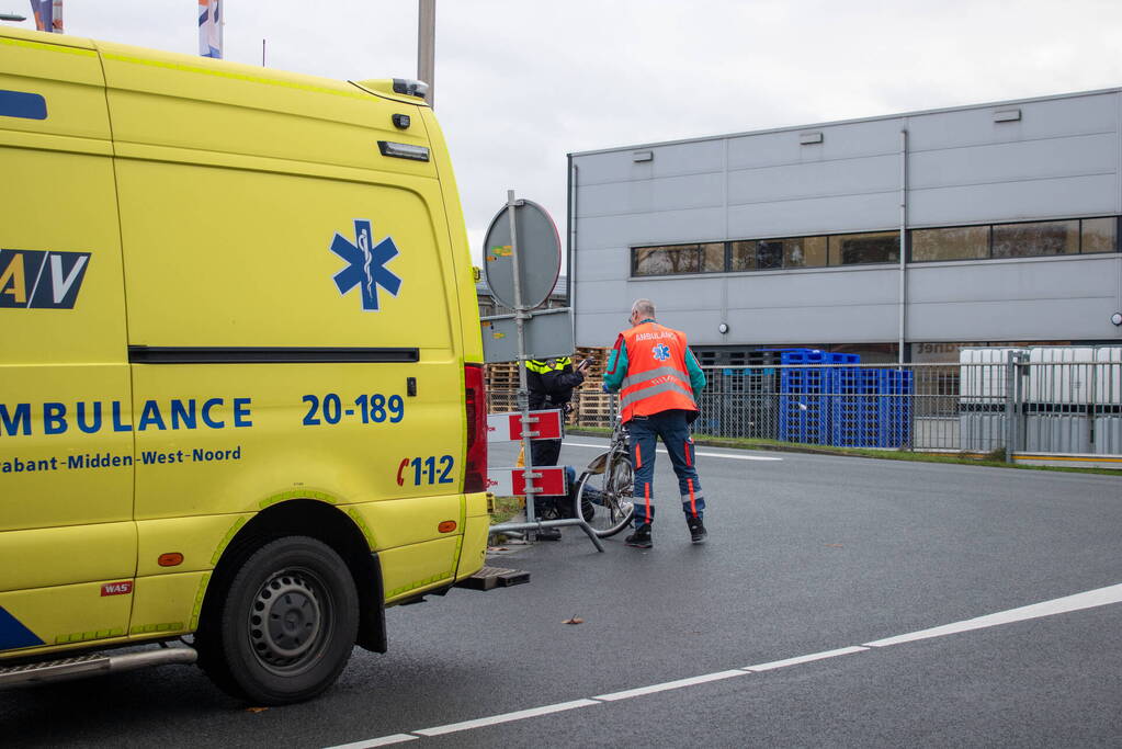 Fietser en auto botsen op kruising