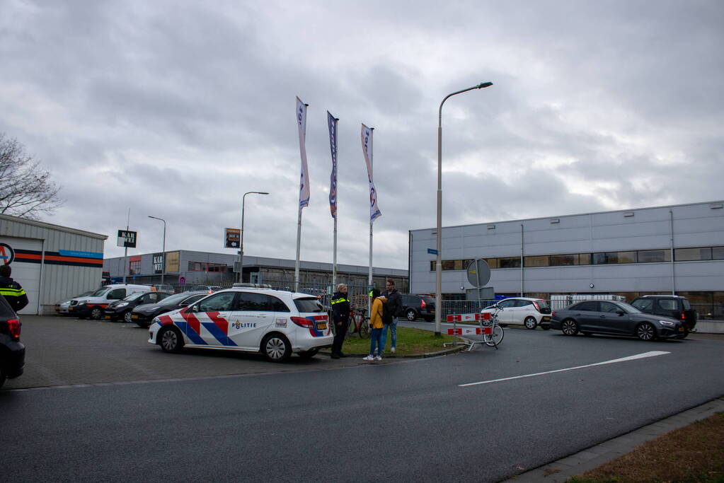 Fietser en auto botsen op kruising