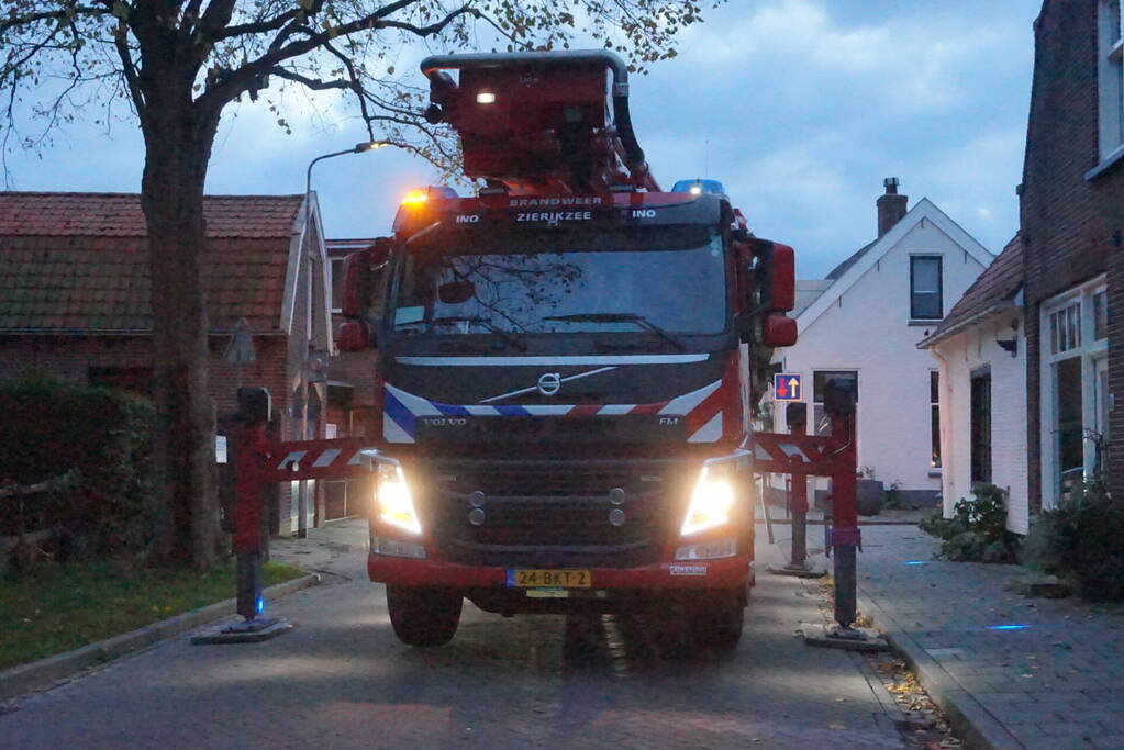 Brandweer verwijdert gevaarlijk hangende tak