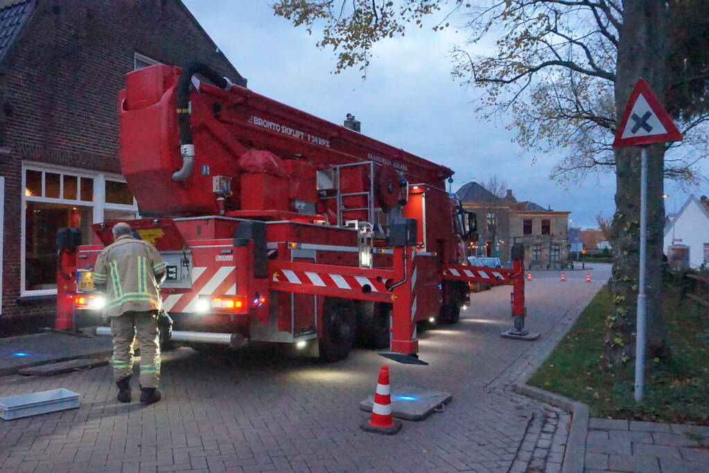 Brandweer verwijdert gevaarlijk hangende tak