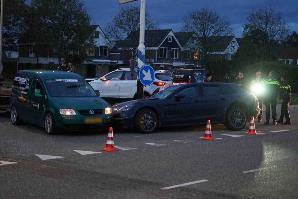 Drie voertuigen fiks beschadigd bij botsing op kruising