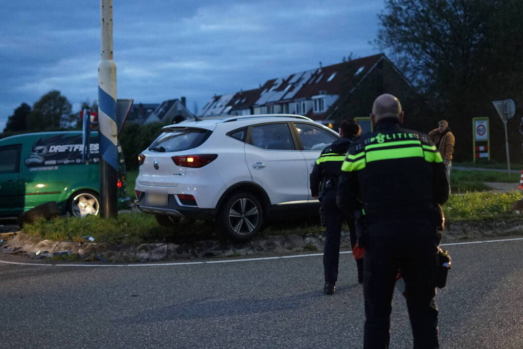 Drie voertuigen fiks beschadigd bij botsing op kruising