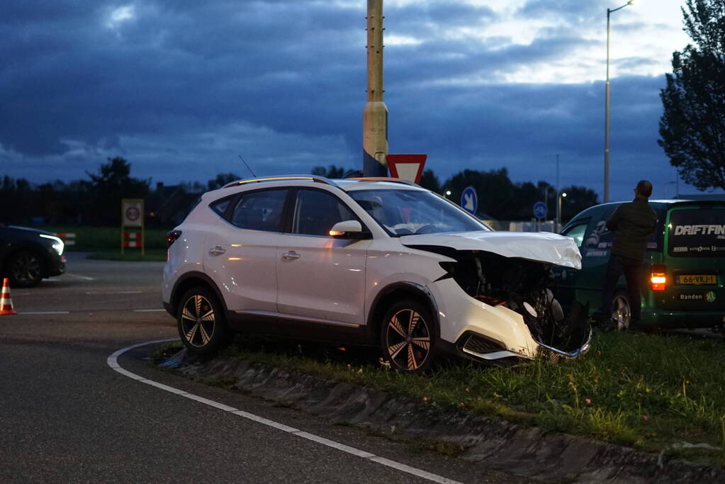 Drie voertuigen fiks beschadigd bij botsing op kruising