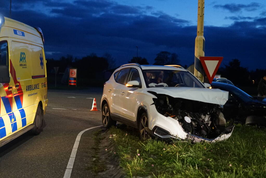 Drie voertuigen fiks beschadigd bij botsing op kruising