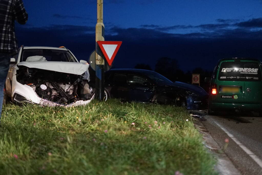 Drie voertuigen fiks beschadigd bij botsing op kruising