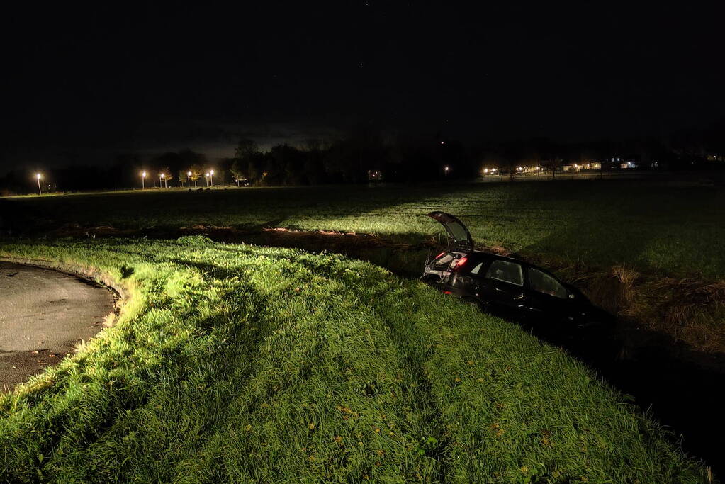 Automobilist belandt in sloot