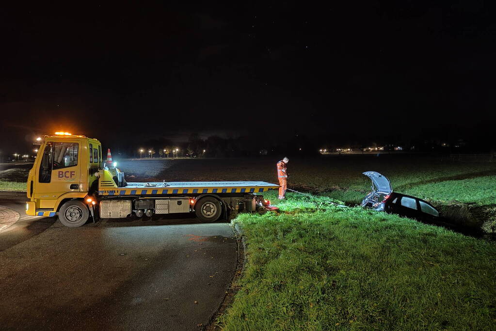 Automobilist belandt in sloot