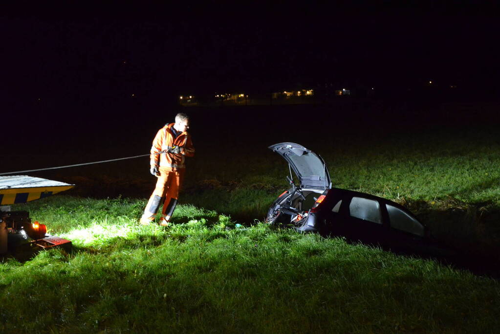 Automobilist belandt in sloot