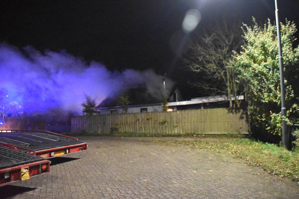 Brand verwoest schuur, brandweer spaart woning