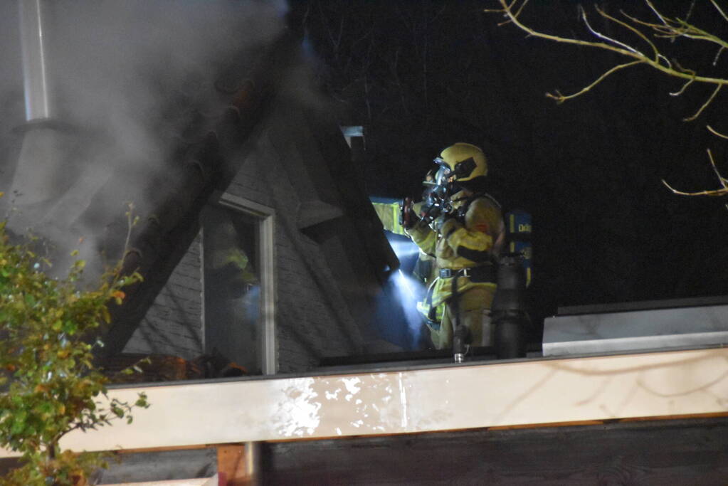 Brand verwoest schuur, brandweer spaart woning