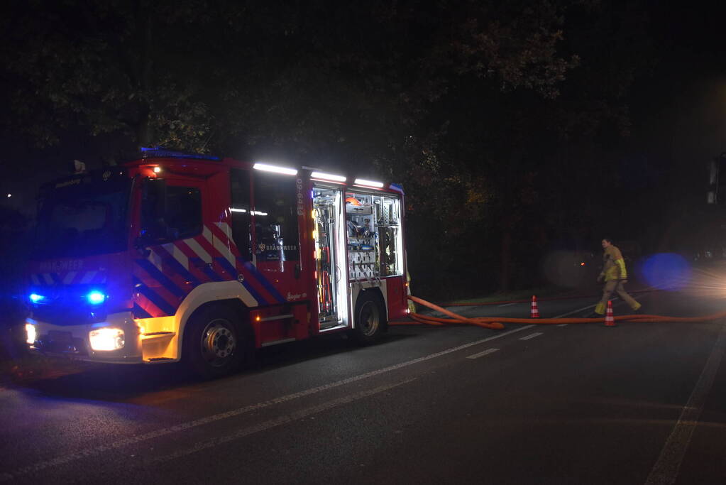 Brand verwoest schuur, brandweer spaart woning