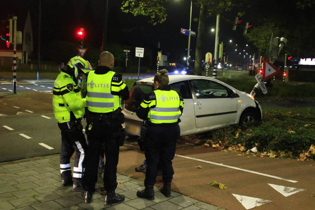 Automobilist knalt tegen verkeerslicht aan