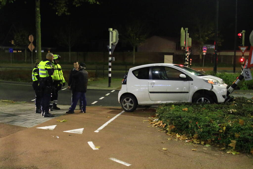 Automobilist knalt tegen verkeerslicht aan