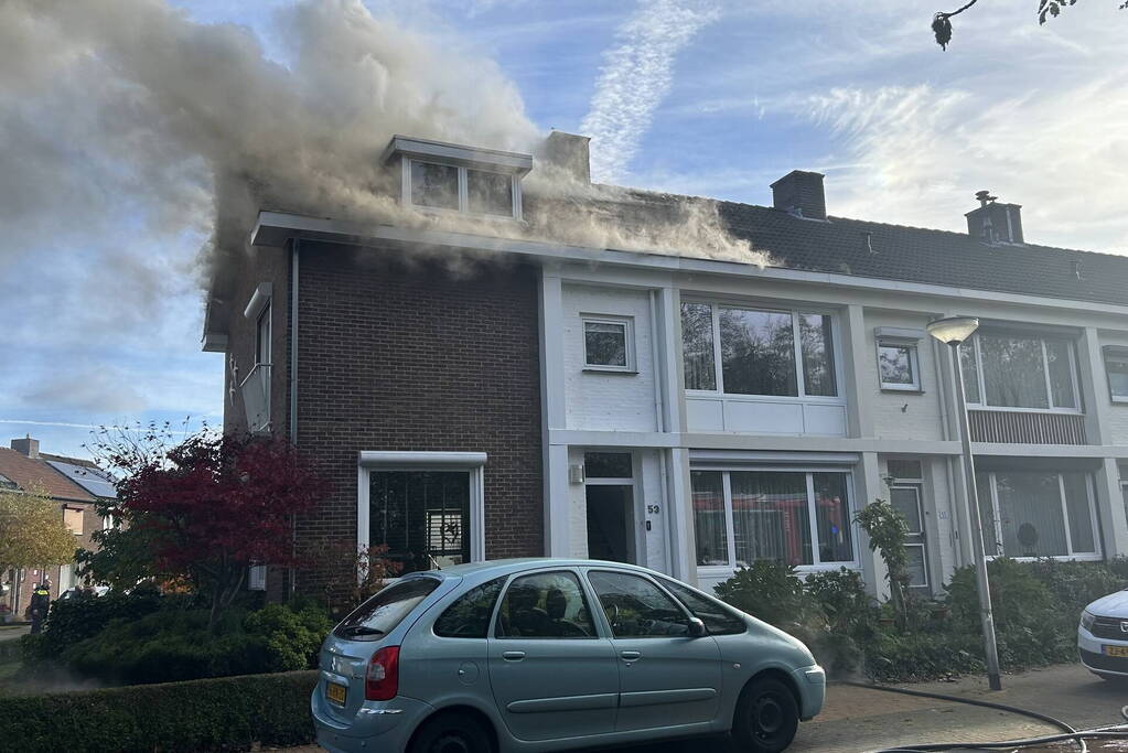 Flinke rookontwikkeling bij brand op zolder van woning