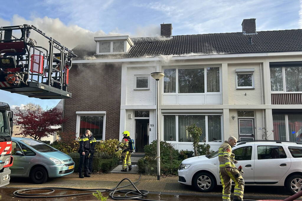 Flinke rookontwikkeling bij brand op zolder van woning