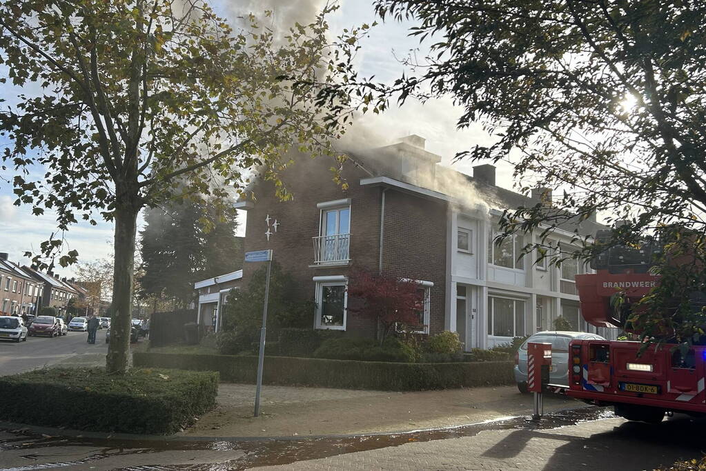 Flinke rookontwikkeling bij brand op zolder van woning