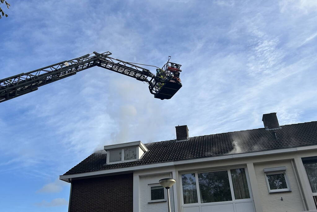 Flinke rookontwikkeling bij brand op zolder van woning