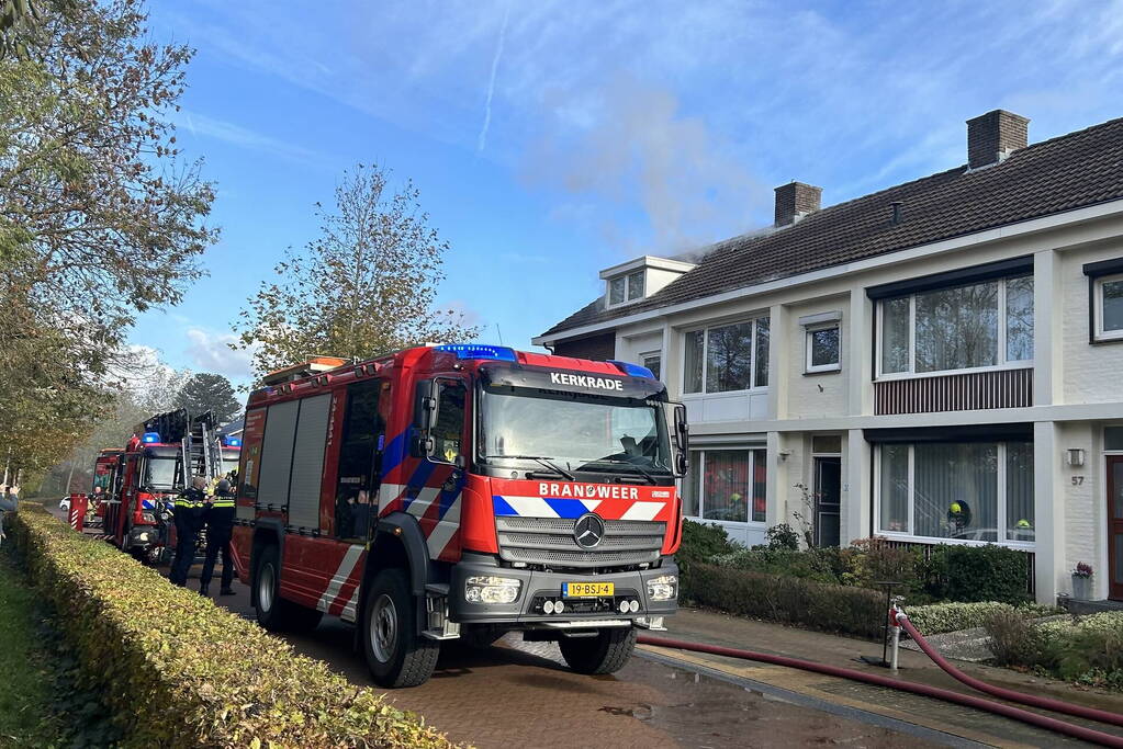 Flinke rookontwikkeling bij brand op zolder van woning