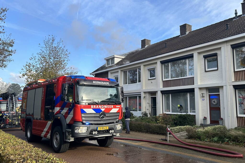 Flinke rookontwikkeling bij brand op zolder van woning