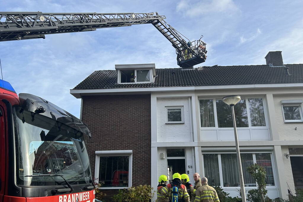 Flinke rookontwikkeling bij brand op zolder van woning