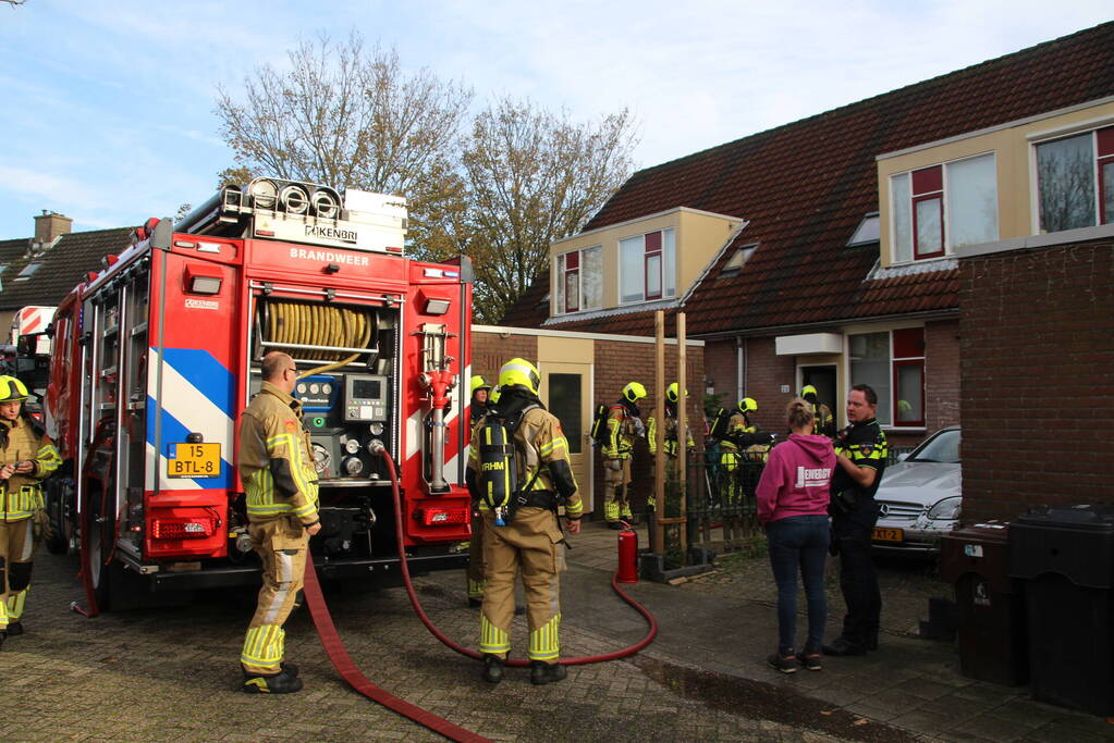 Hevige brand in keuken van woning