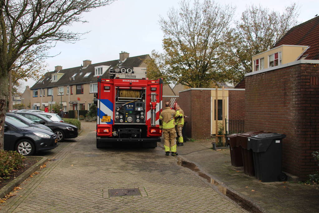 Hevige brand in keuken van woning