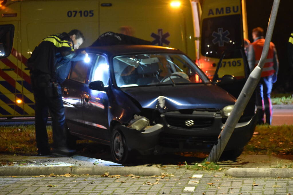 Automobilist raakt van de weg en botst op lantaarnpaal