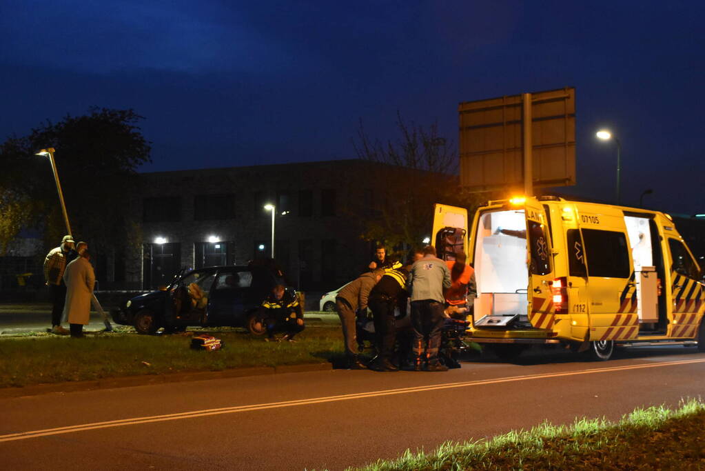 Automobilist raakt van de weg en botst op lantaarnpaal