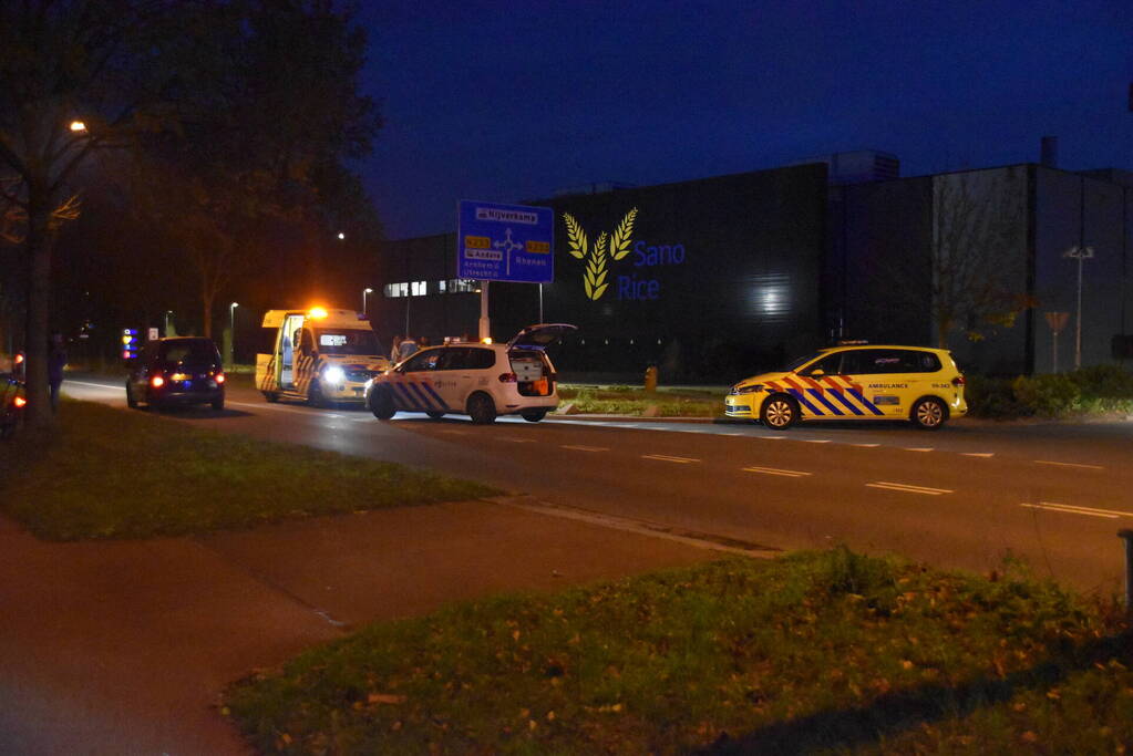 Automobilist raakt van de weg en botst op lantaarnpaal