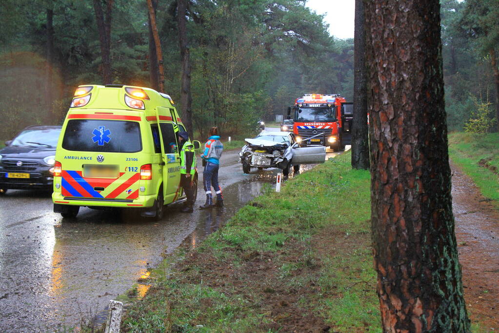 Automobilist verliest macht over het stuur en klapt op boom