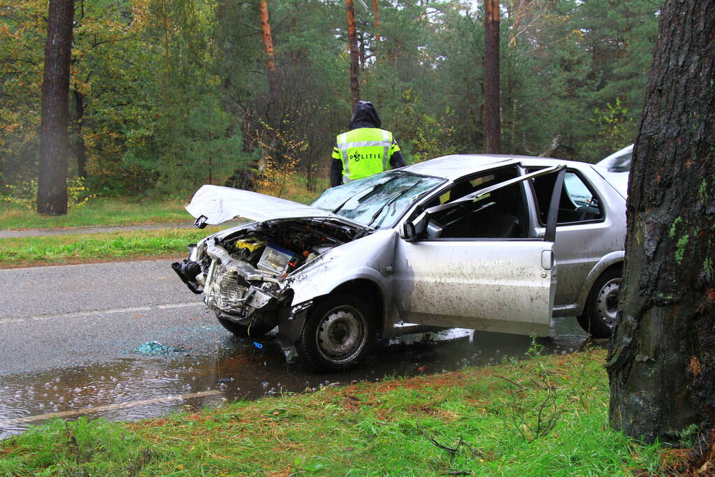 Automobilist verliest macht over het stuur en klapt op boom