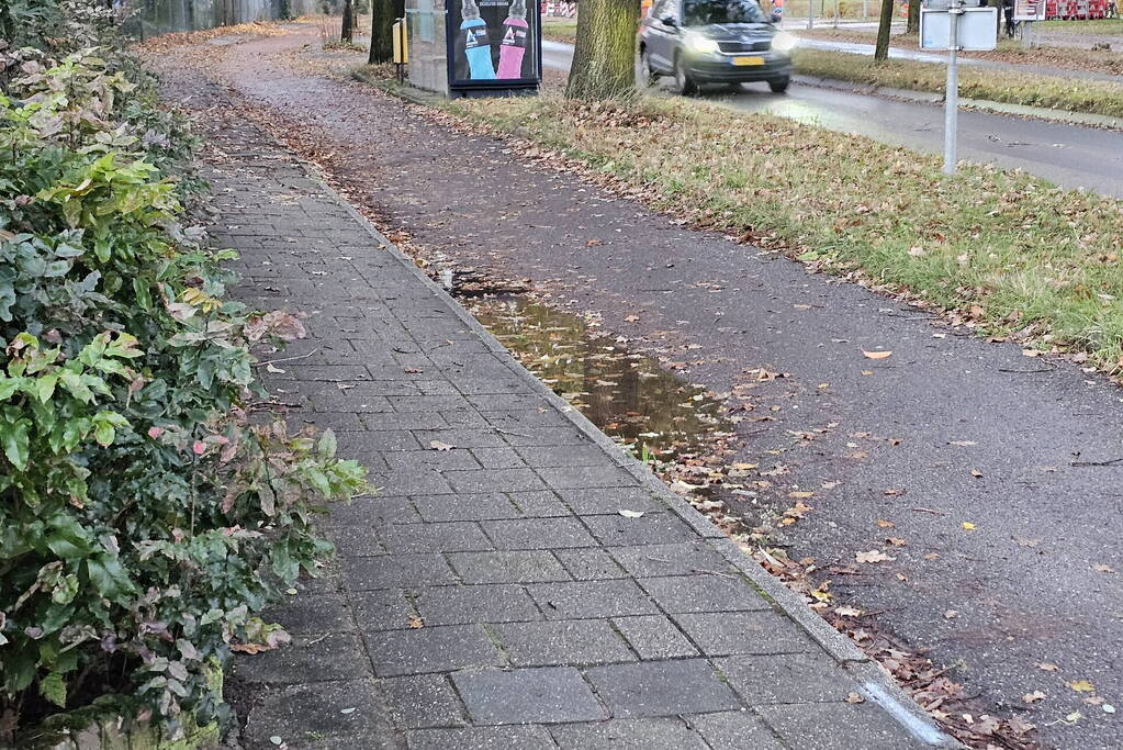 Ebiker onderuit op glad fietspad door windvlaag