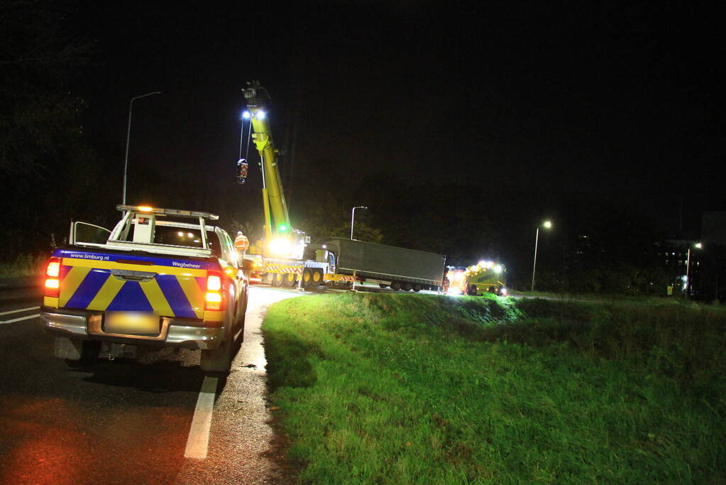 Vrachtwagen belandt naast de weg bij eenzijdig ongeval